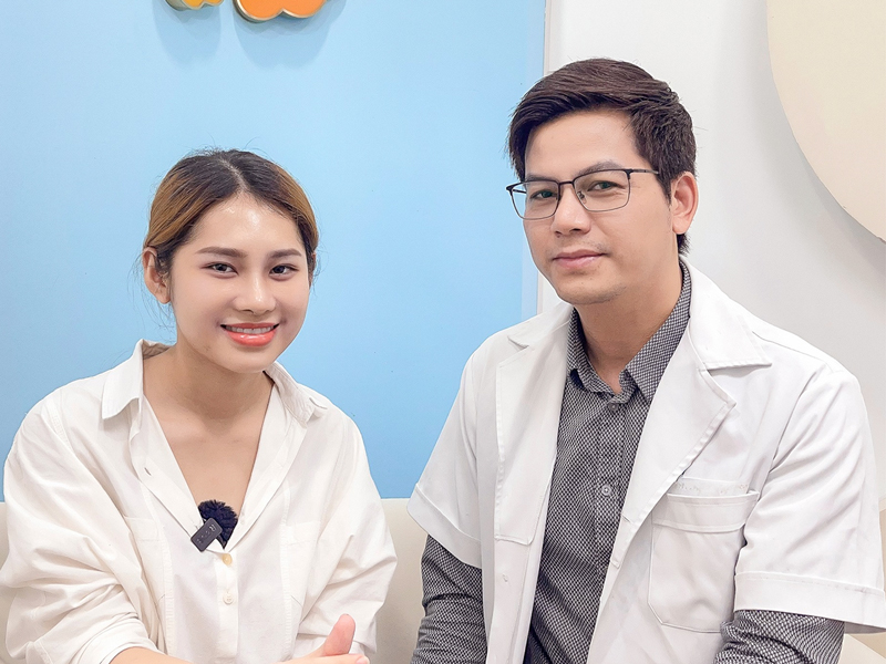 khách hàng tái khám sau nâng mũi với bác sĩ Huyên Kangnam
