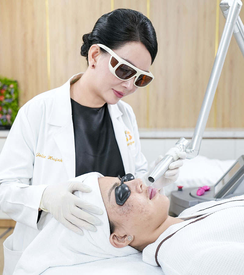 Bác sĩ thực hiện trẻ hóa da không xâm lấn cho khách hàng