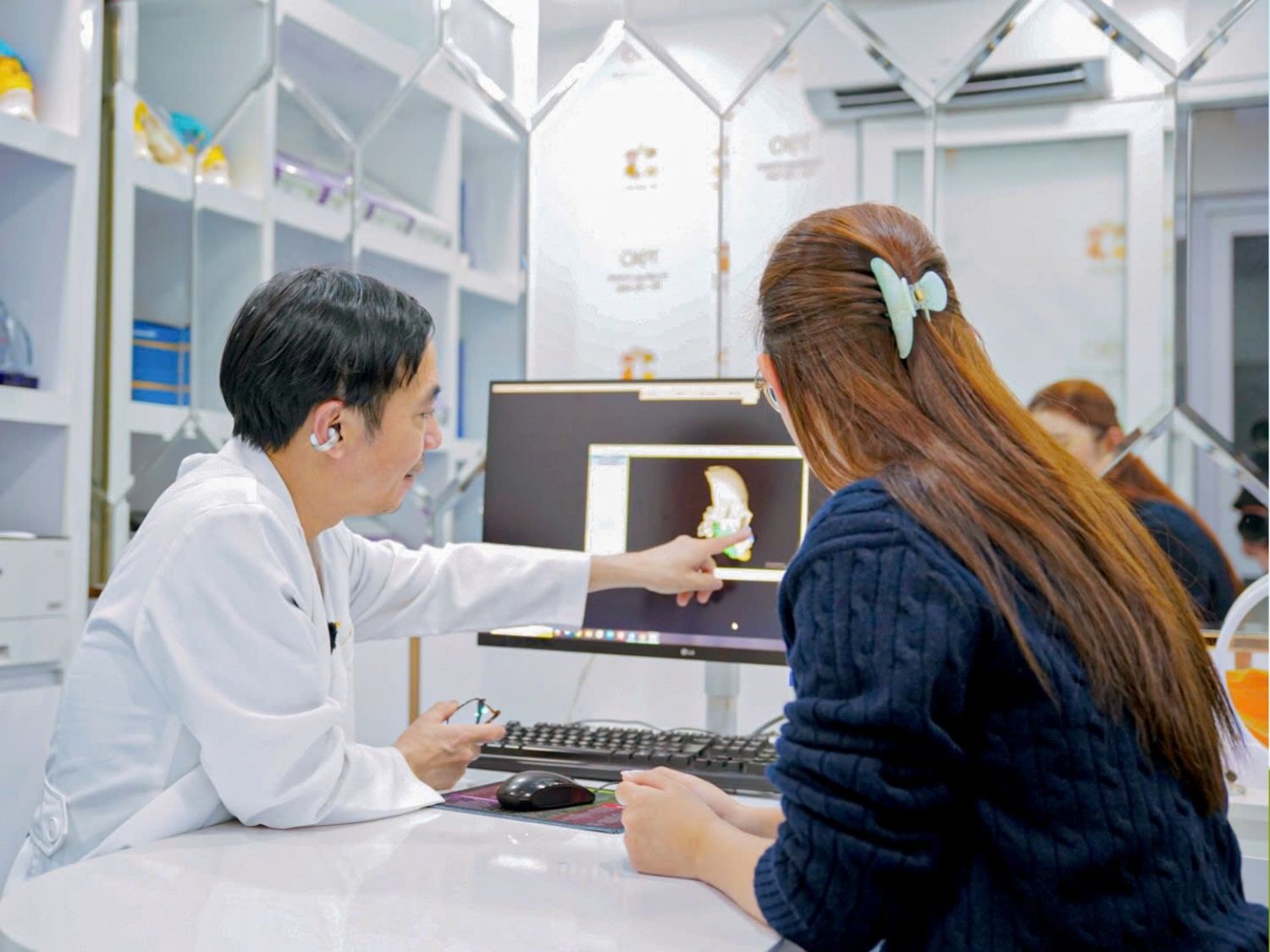 bác sĩ phân tích và tư vấn kỹ cho khách hàng trước khi chỉnh hàm