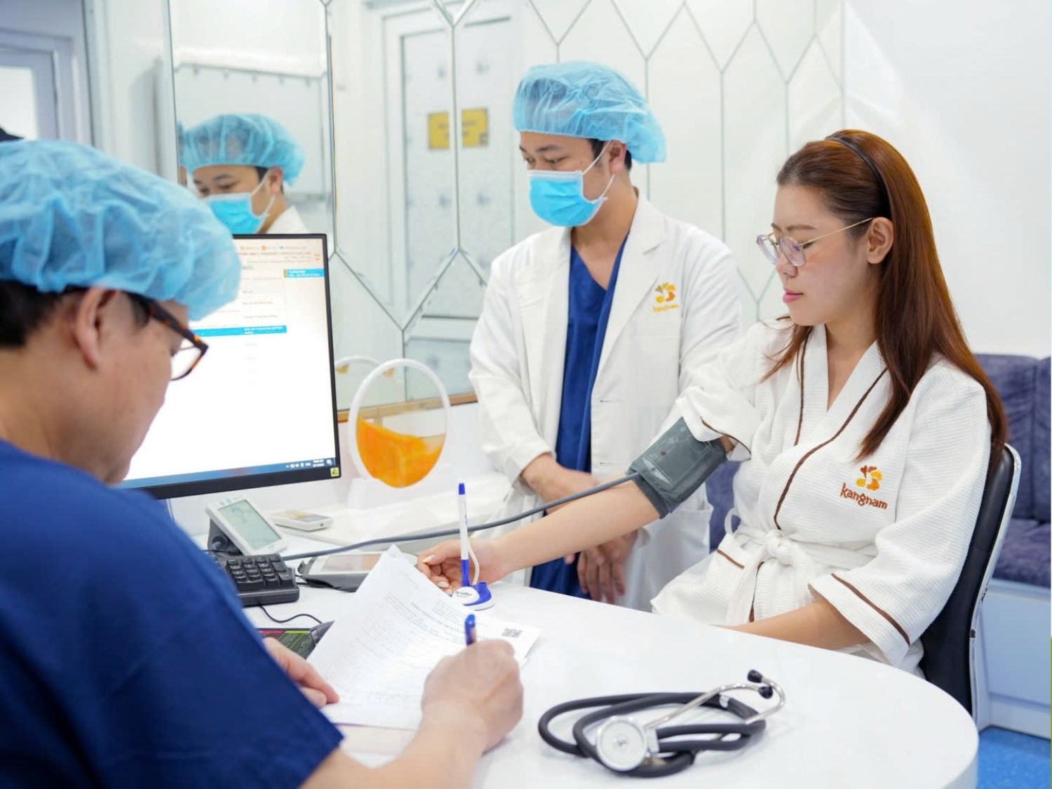 Xét nghiệm tổng quát & Hội chẩn đa chuyên khoa cho khách hàng trước khi phẫu thuật