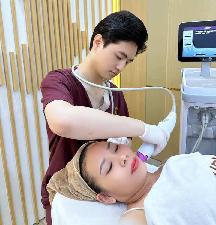 bác sĩ ứng dụng công nghệ Công nghệ Thermage FLX lên da cho khách hàng