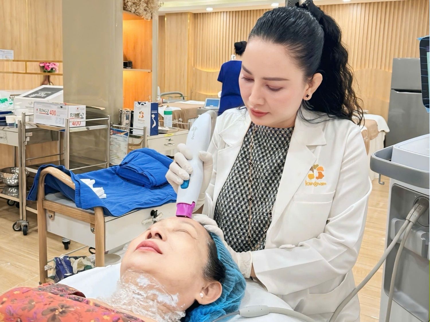 bác sĩ thực hiện trẻ hóa da bằng công nghệ cao cho khách hàng
