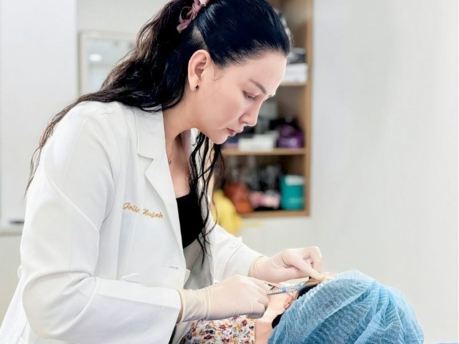 bác sĩ tiêm filler trẻ hóa vùng đuôi mắt cho khách hàng bị nhiều nếp nhăn đuôi mẳt