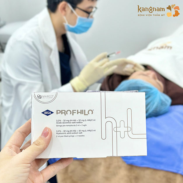 bác sĩ tiến hành tiêm profhilo cho khách hàng tại Kangnam