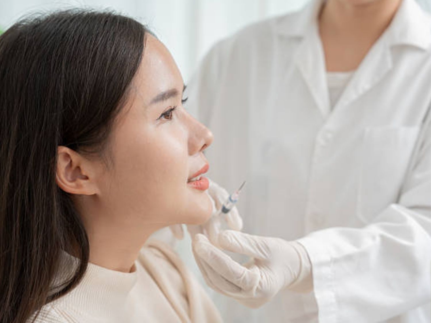 Tiêm Profhilo lan tỏa đều trên các tầng mô để kích thích tăng sinh 4 loại collagen và elastin