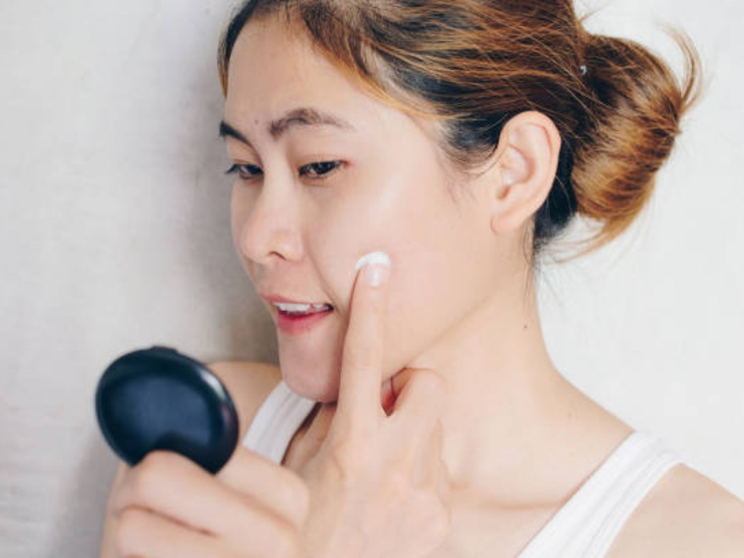 thoa kem dưỡng ẩm bảo vệ da