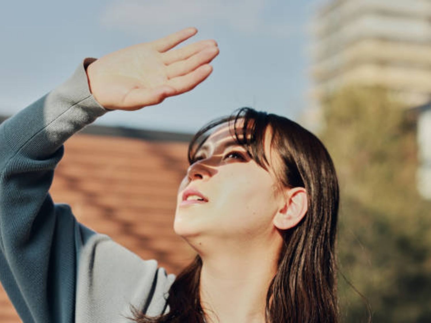 Tiếp xúc với ánh nắng và tia UV cũng làm tình trạng nám và tàn nhang nặng hơn