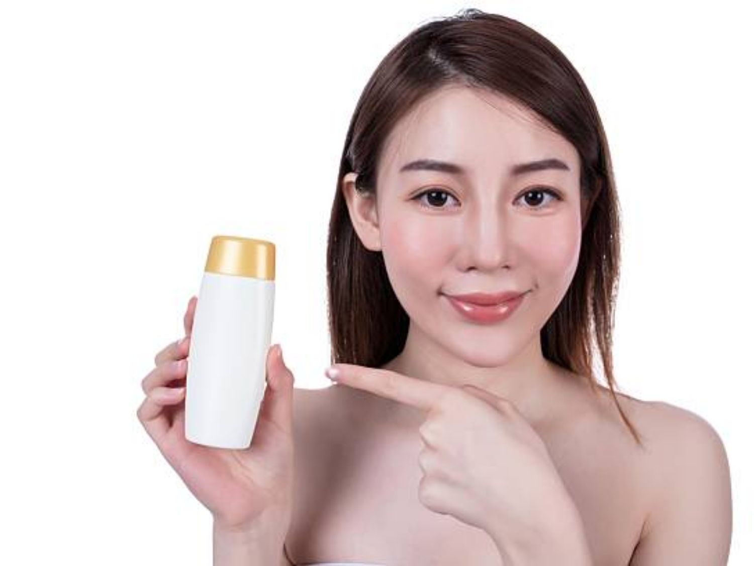Dùng kem chống nắng bảo vệ da khi đang trị sẹo rỗ