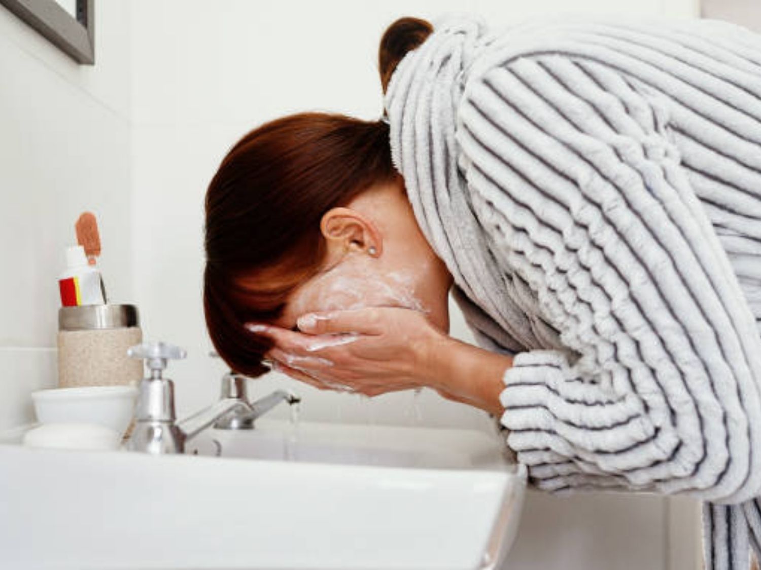 Rửa mặt bằng sản phẩm dịu nhẹ sau khi bóc tách đáy sẹo