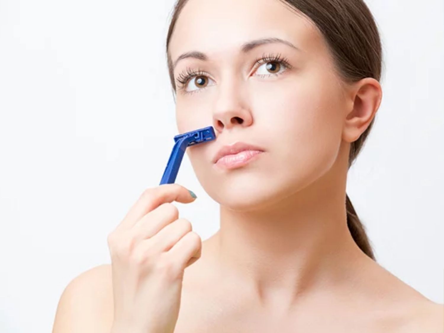 cạo lông mép không được khuyến khích vì nhanh mọc lại và lông có cảm giác cứng