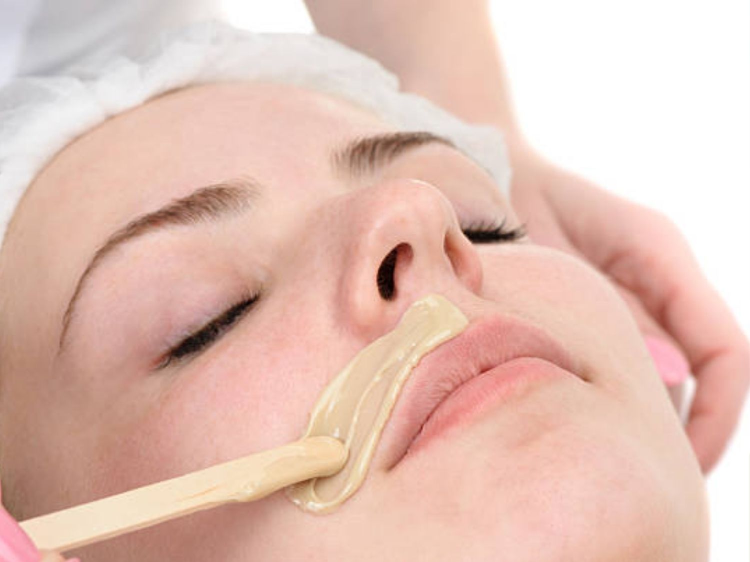 Wax lông mép thực hiện nhanh nhưng khá đau và dễ viêm da