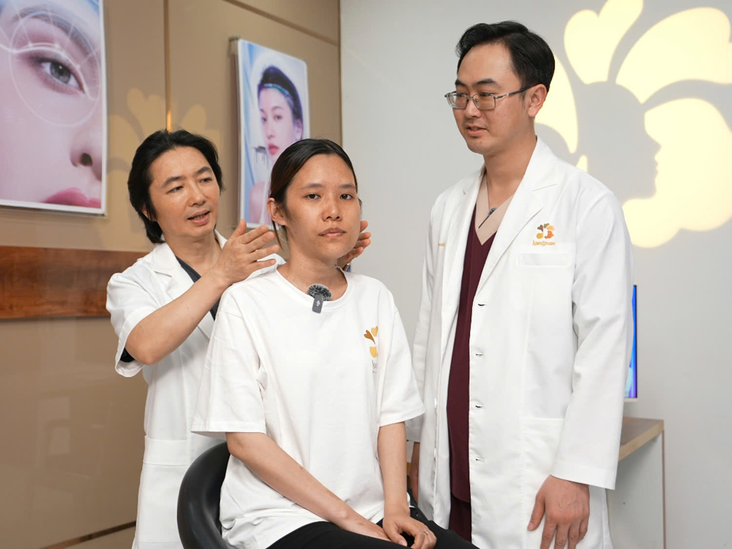 Can thiệp chỉnh hàm mặt càng sớm càng tốt, bác sĩ thăm khám cho trường hợp khách bị lệch mặt bẩm sinh