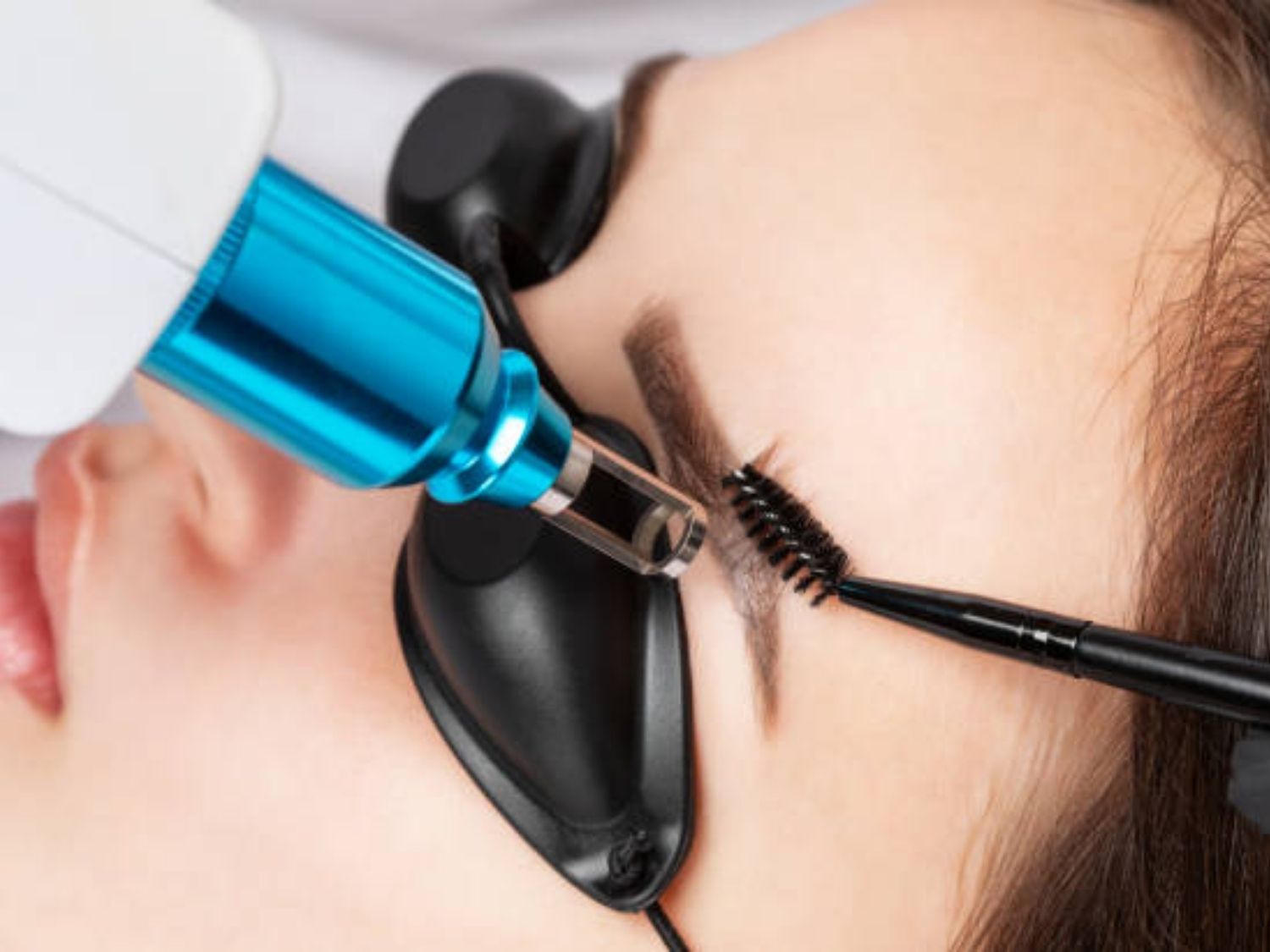 Đeo kính bảo vệ mắt & đi laser cho khách hàng