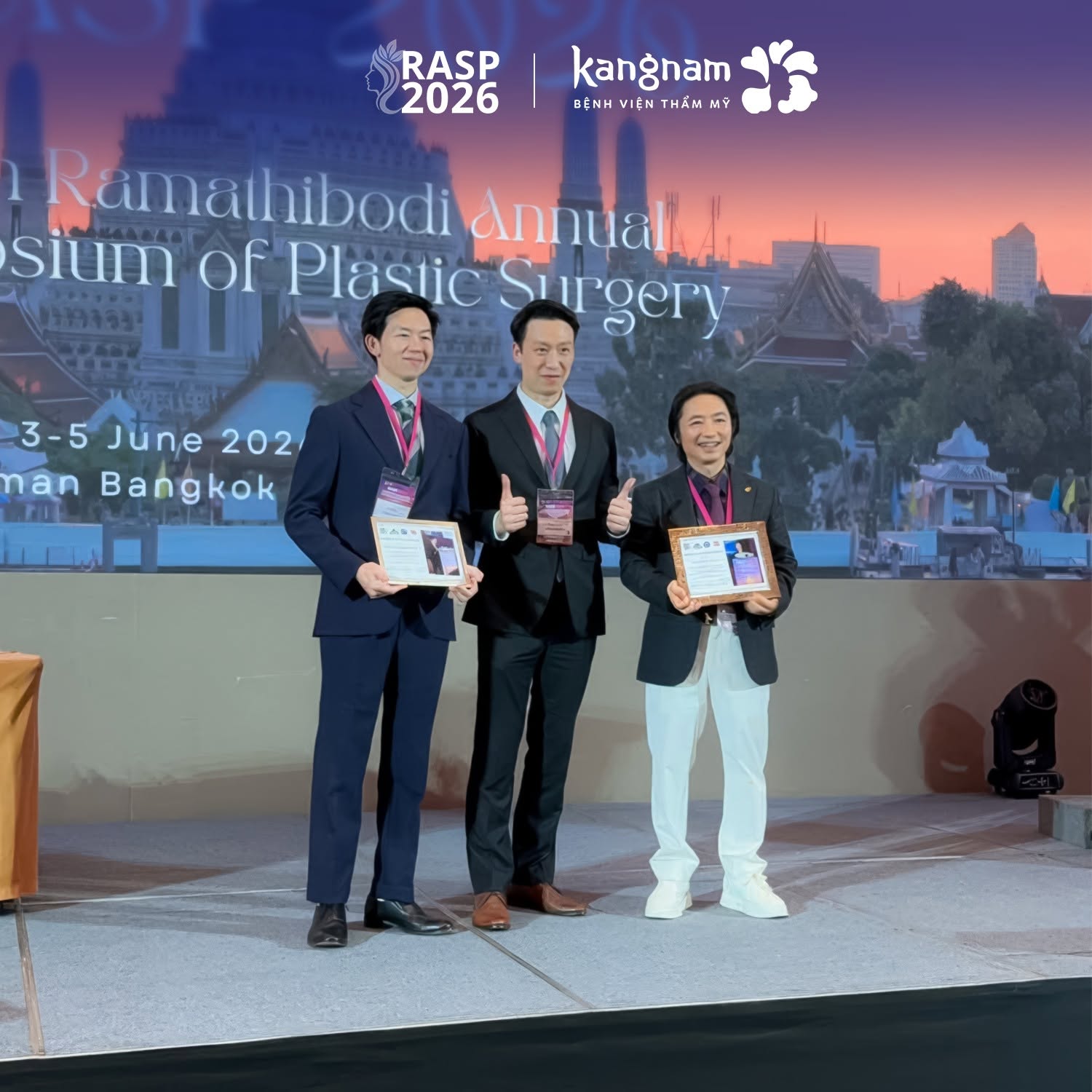 Dr. Richard Huy nhận bằng khen cùng các chuyên gia