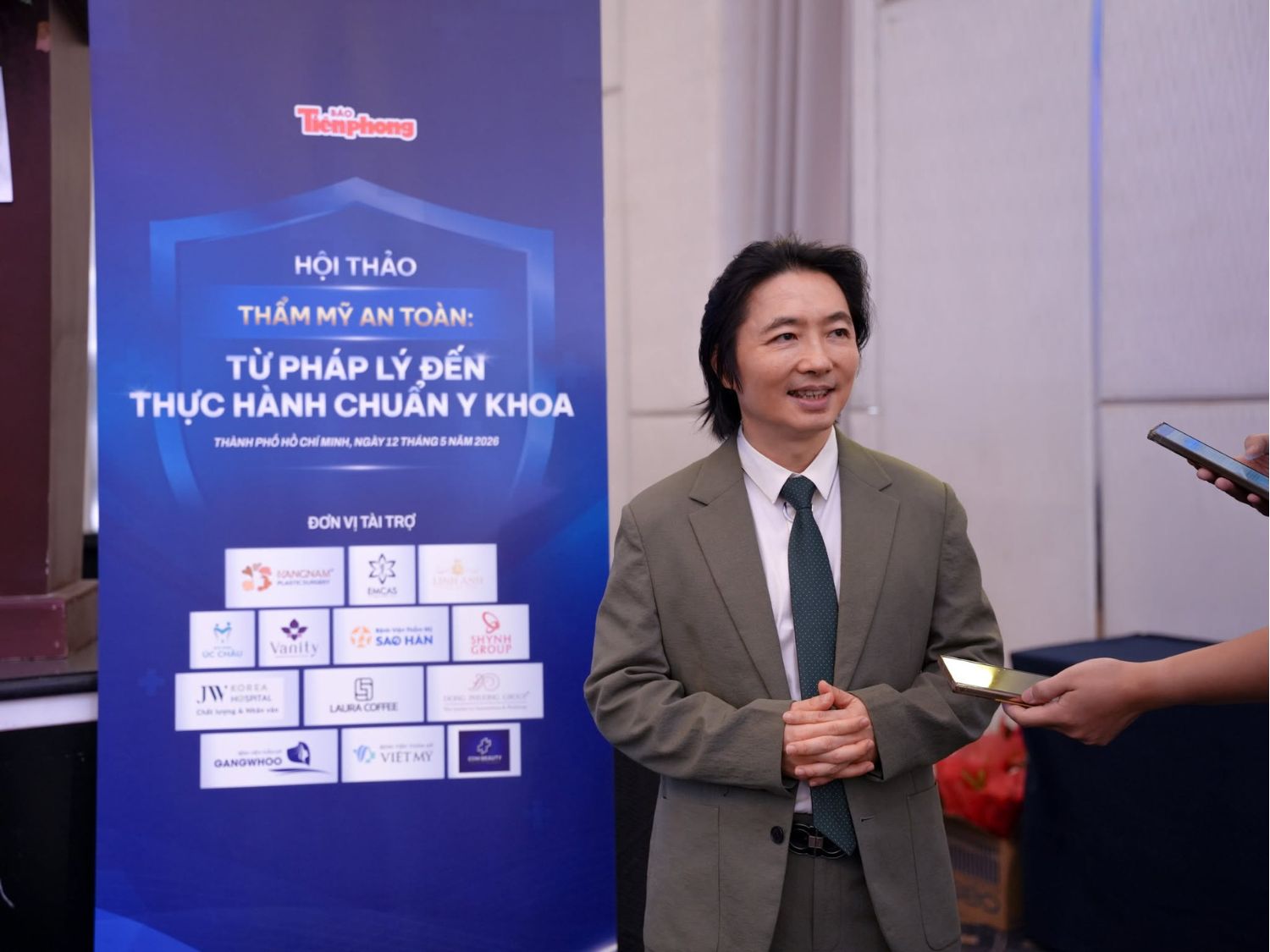 Bác sĩ trao đổi với truyền thông bên lề hội thảo về các vấn đề chuyên môn và tiêu chuẩn an toàn trong thực hành thẩm mỹ.
