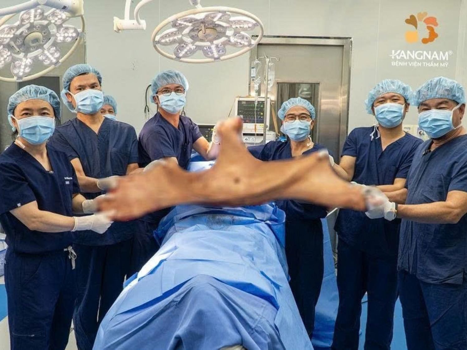 Cận cảnh vùng da chùng nguyên miếng được cắt ra tại Bệnh viện thẩm mỹ Kangnam