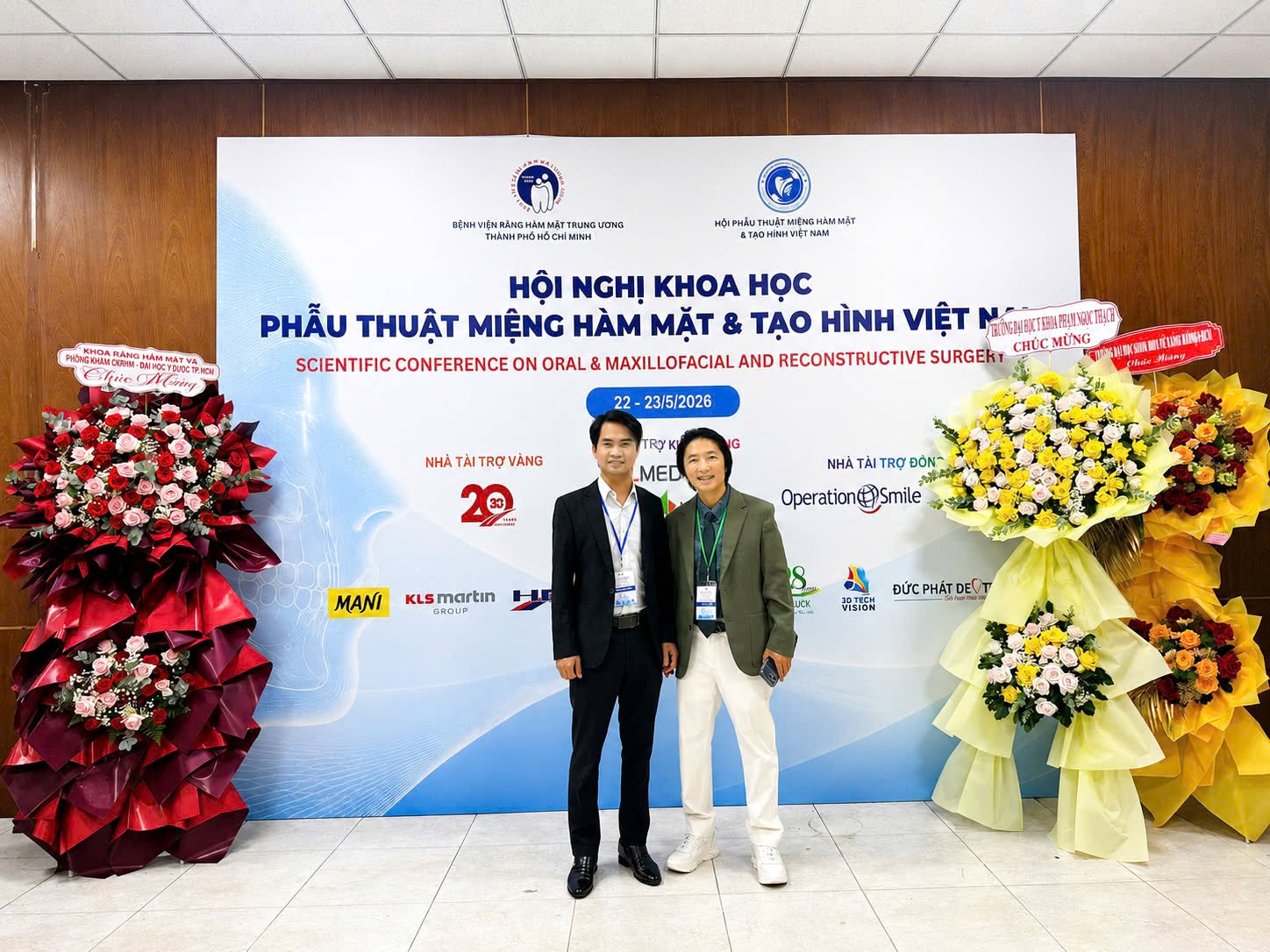 Dr Richar Huy và Dr Nguyễn Khắc Hảo chụp ảnh lưu niệm tại Hội nghị Khoa học Phẫu thuật Miệng Hàm Mặt & Tạo hình Việt Nam năm 2026.