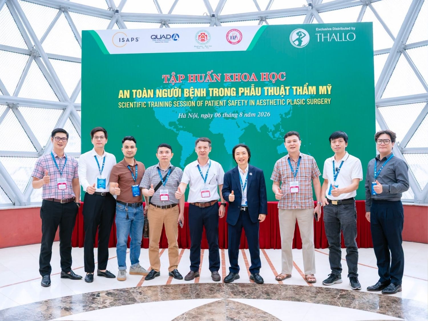 TS.BS Võ Tiến Huy cùng các bác sĩ Bệnh viện Thẩm mỹ Kangnam