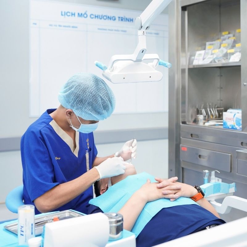 Nha sĩ Kangnam đang thăm khám răng miệng cho khách