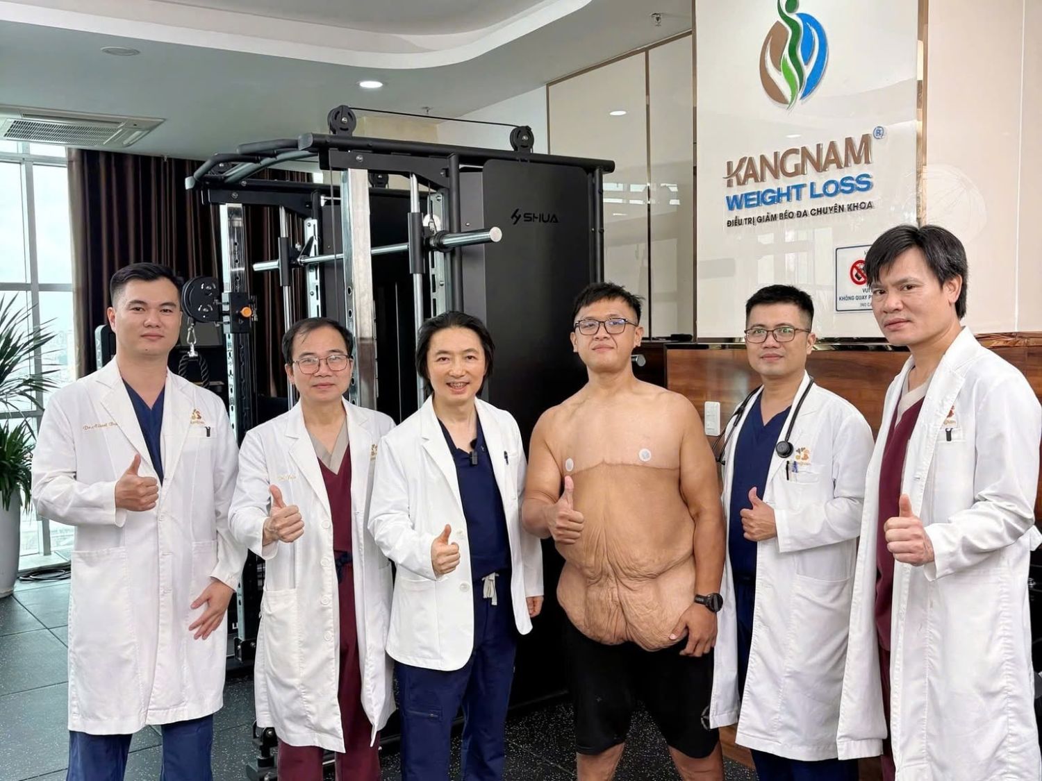 Trọng Nhân cùng đội ngũ bác sĩ sau buổi đánh giá tình trạng cơ thể, làm cơ sở xây dựng kế hoạch xử lý da dư và cải thiện đường nét vóc dáng phù hợp.