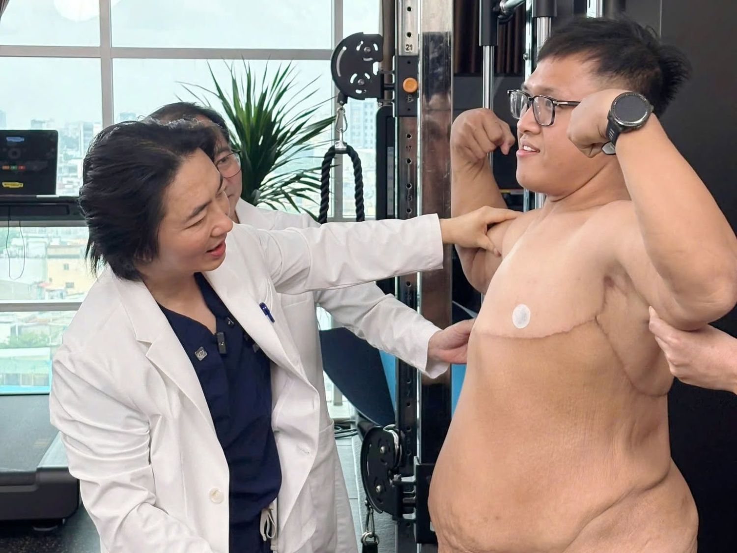 Quá trình thăm khám toàn diện giúp Dr. Richar Huy xác định vị trí da và mô dư, mức độ chùng nhão cũng như sự cân đối giữa các vùng cơ thể trước khi lập kế hoạch tạo hình.