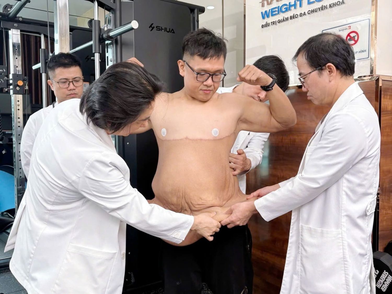Đội ngũ bác sĩ Kangnam trực tiếp kiểm tra mức độ da dư, độ đàn hồi mô và đường nét vùng bụng để đánh giá tình trạng thực tế trước khi tư vấn phương án can thiệp.