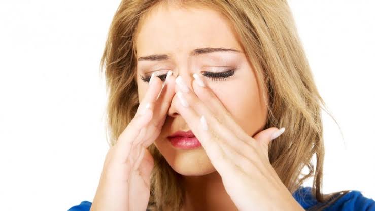Sau nâng mũi, cần theo dõi tình trạng sưng, đau, nóng đỏ, chảy dịch và những thay đổi bất thường để kịp thời liên hệ cơ sở y tế khi cần.