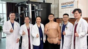 Trọng Nhân chuẩn bị bước vào lần cắt da thừa thứ 3 tại Kangnam
