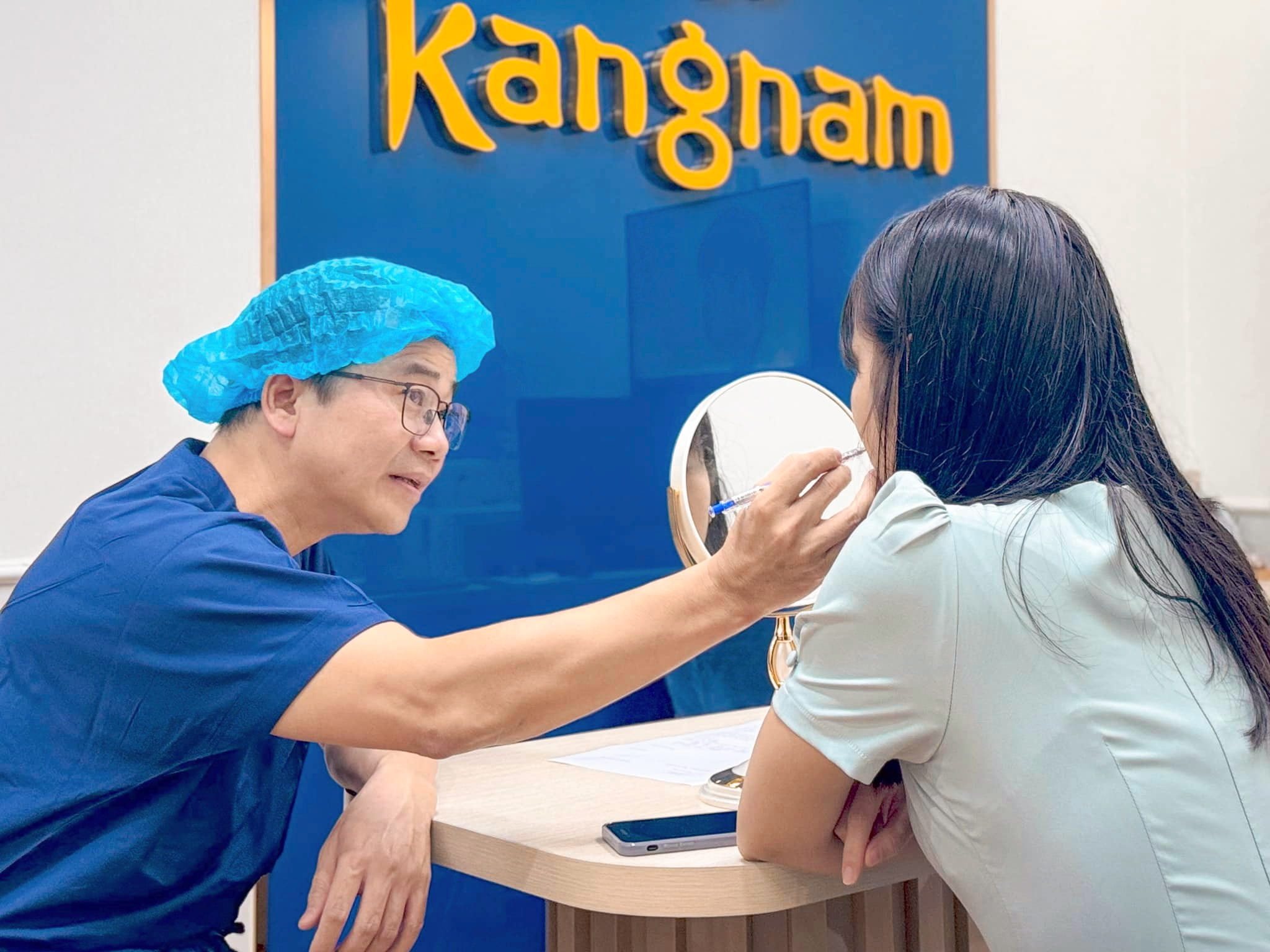 Dr. Felix Tran tư vấn cho khách