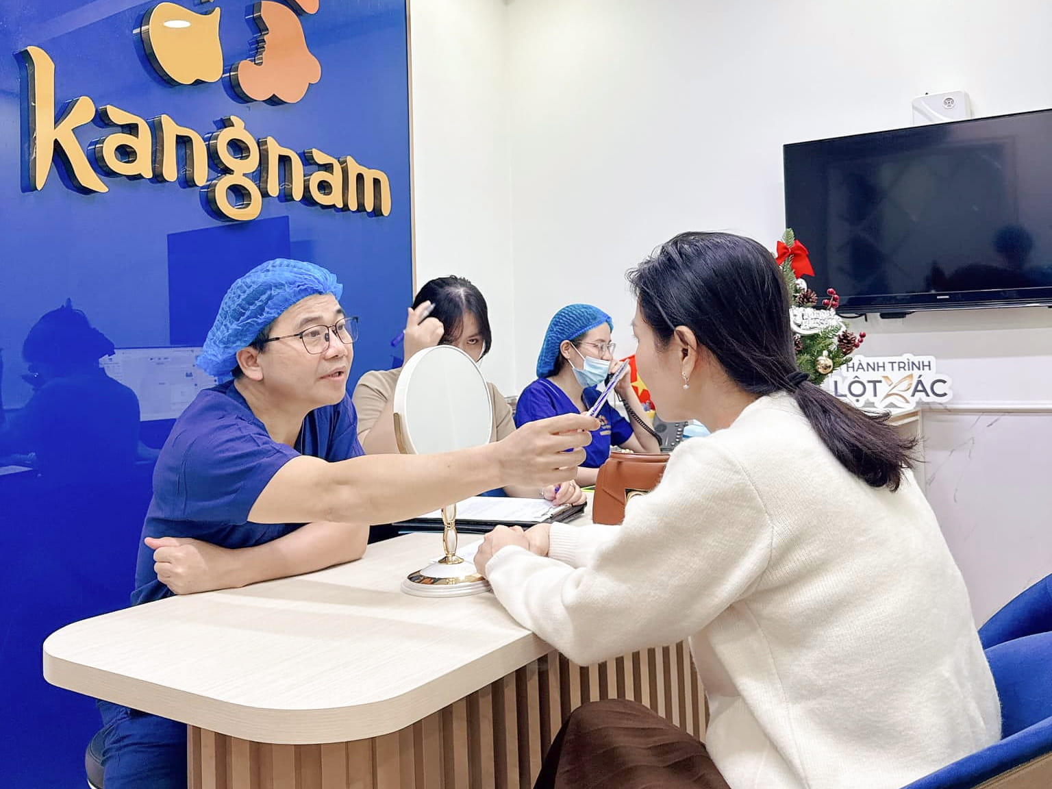 bác sĩ Thăm khám và đánh giá khuôn mặt cho khách hàng