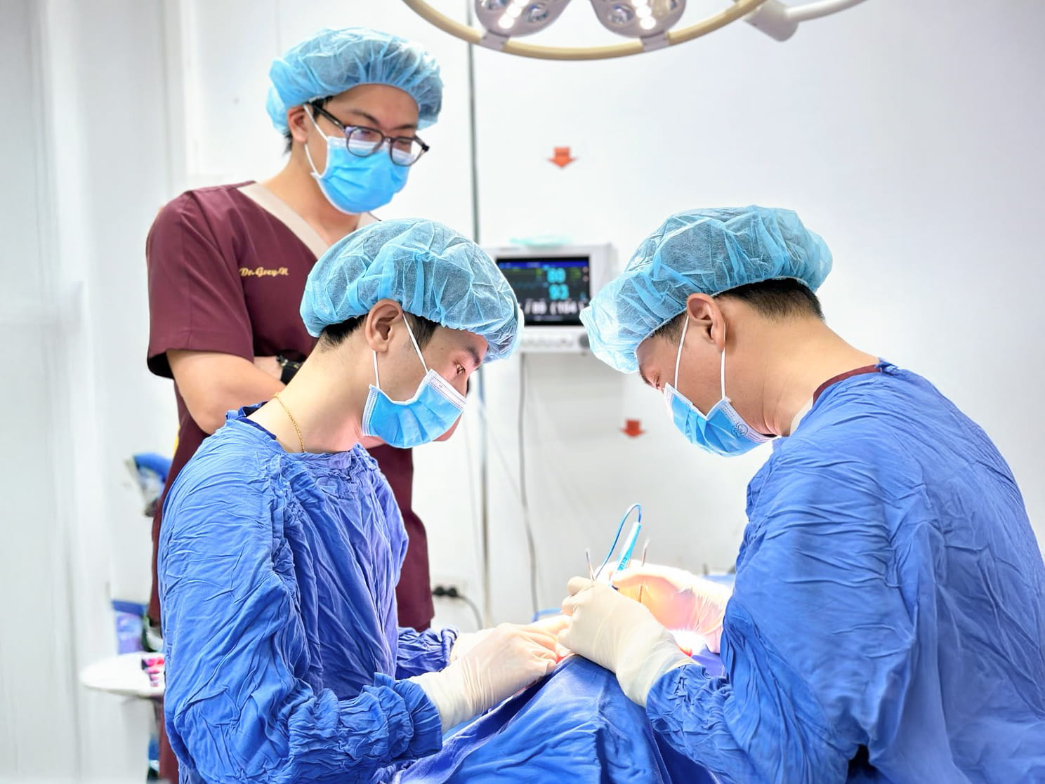 bác sĩ cấy mỡ cho khách trong phòng vô trùng tại Kangnam