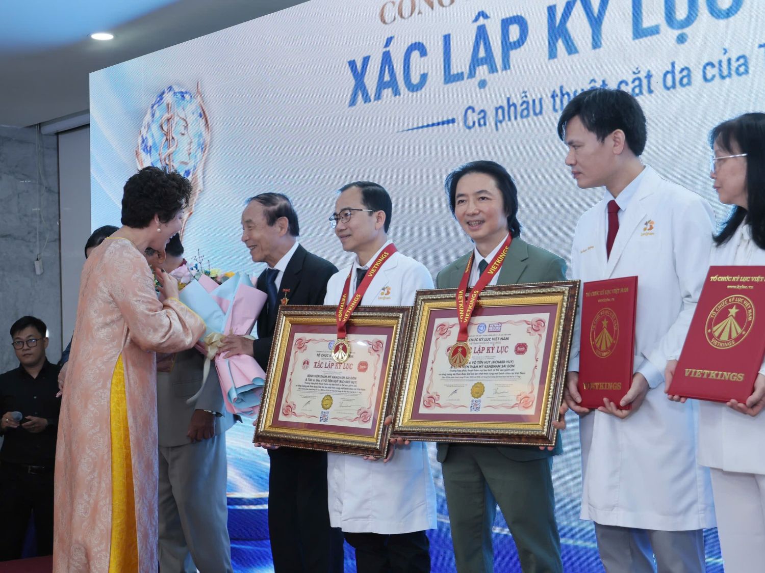 Các bác sĩ lên nhận bằng khen