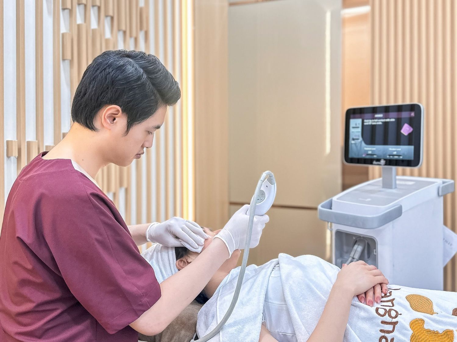 Bác sĩ thực hiện Thermage FLX trên vùng da cần trẻ hóa, với liệu trình được điều chỉnh theo tình trạng da của khách hàng.