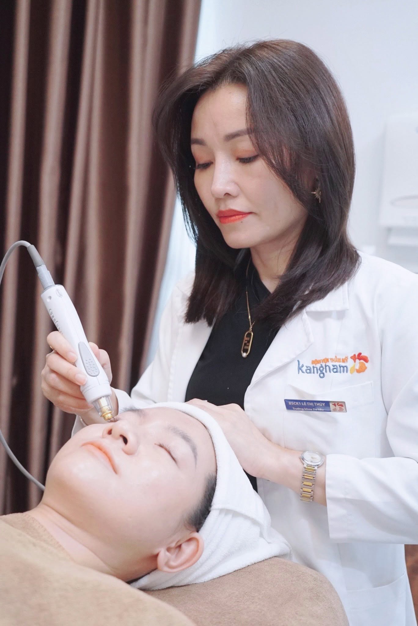 Dr. Thuy Le thực hiện trẻ hóa da cho khách hàng