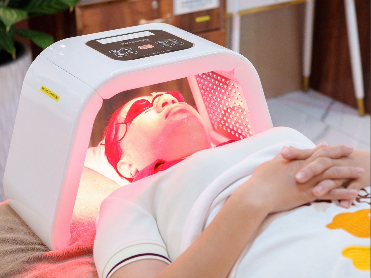 khách hàng được chiếu đèn điều trị và chăm sóc da tại Kangnam