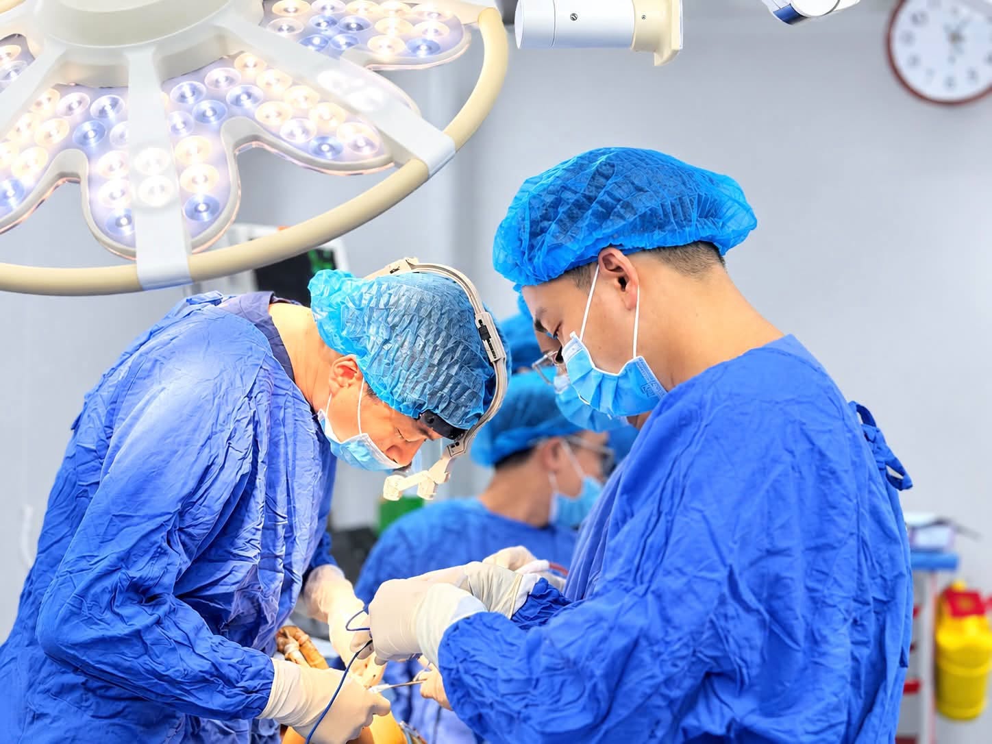 Quá trình lấy mỡ tự thân được thực hiện trong phòng phẫu thuật, dưới sự phối hợp của ê-kíp y tế nhằm thu thập mô mỡ phục vụ quá trình xử lý và cấy ghép.