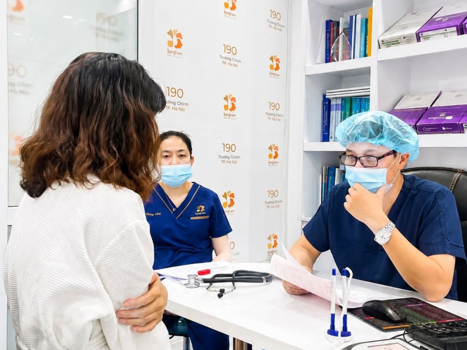 Trước khi cấy mỡ tự thân, bác sĩ thăm khám, đánh giá tình trạng sức khỏe, vùng cần bổ sung thể tích và lượng mỡ dự trữ để tư vấn phương án phù hợp.