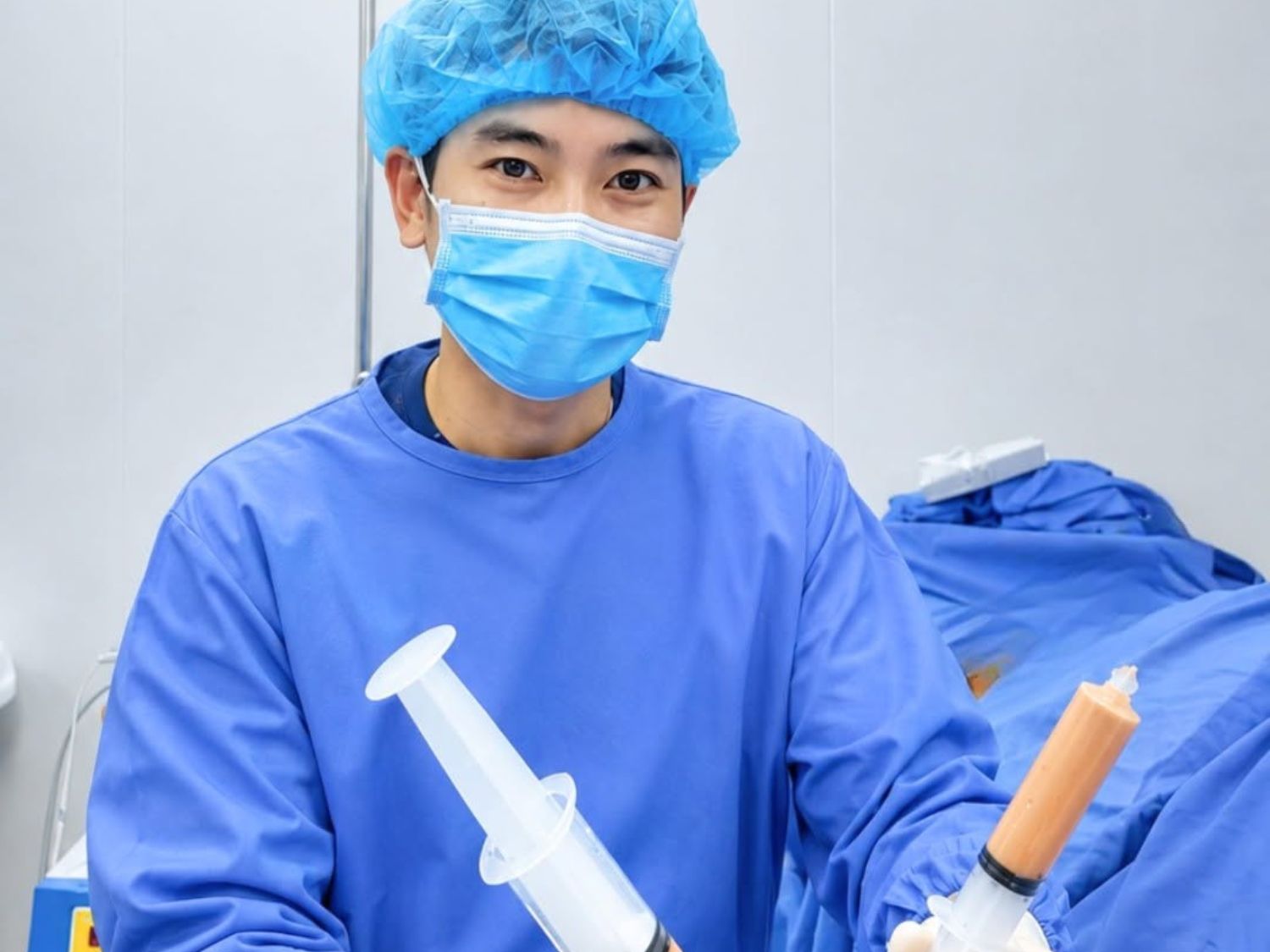 Quy trình cấy mỡ bàn tay cần được thực hiện bởi bác sĩ có chuyên môn, bảo đảm kỹ thuật lấy, xử lý và cấy mỡ trong điều kiện vô khuẩn phù hợp.
