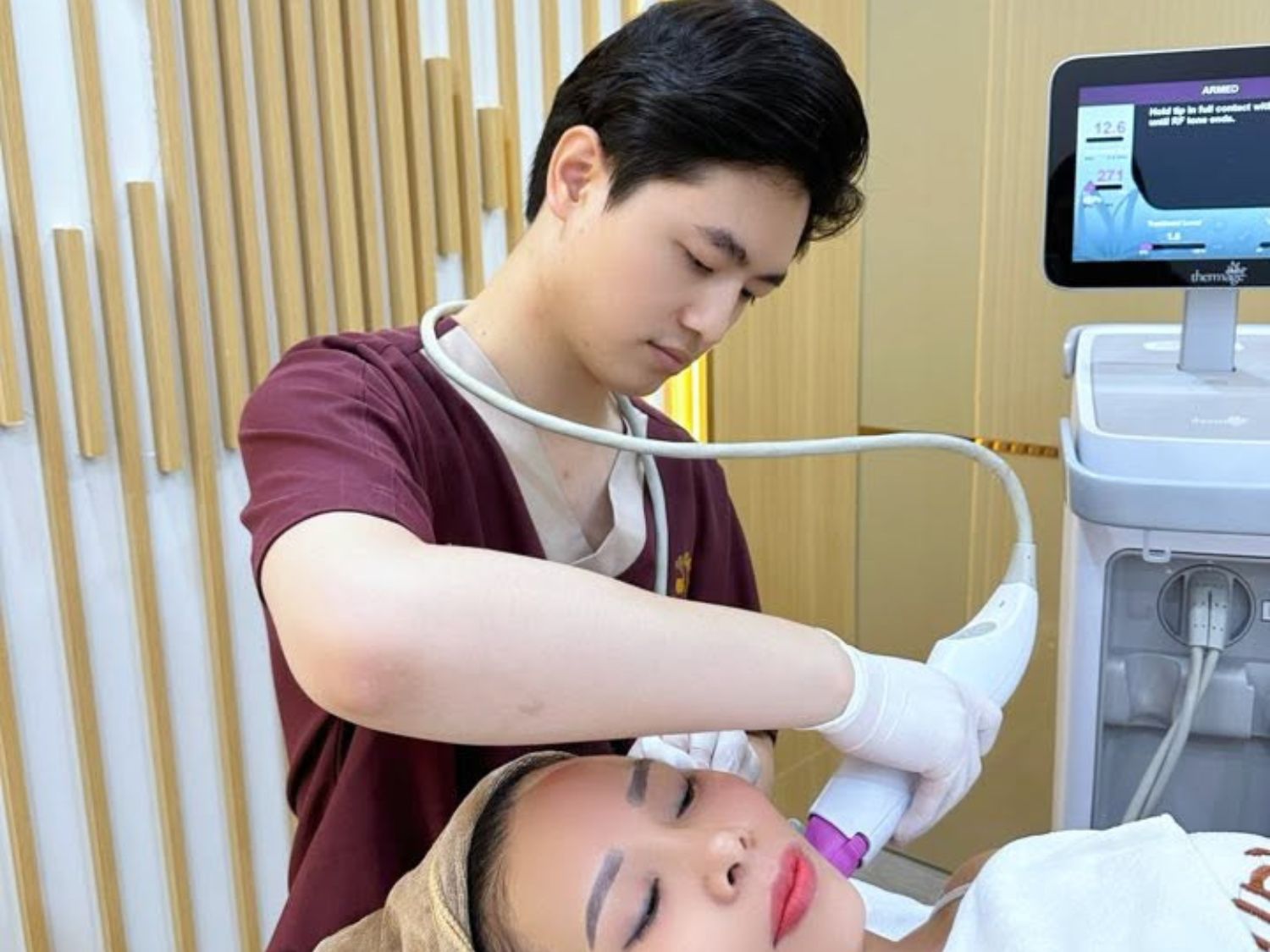 Trẻ hóa bằng máy được thực hiện với thiết bị chuyên dụng, trong đó thông số và vùng điều trị cần được lựa chọn phù hợp với tình trạng da của từng khách hàng.