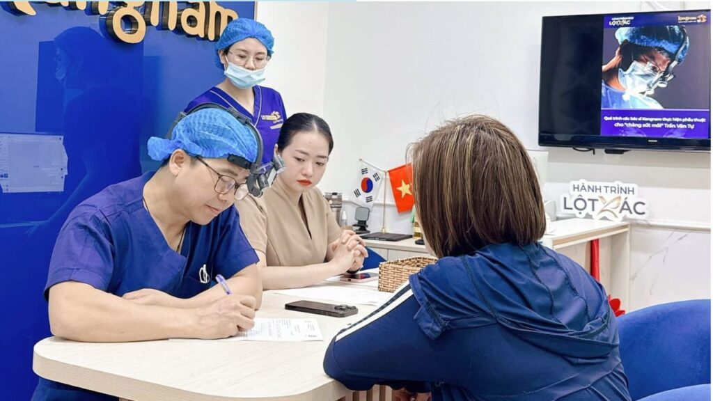 Cấy mỡ má hóp ở TP.HCM: Nên chọn bệnh viện hay phòng khám?