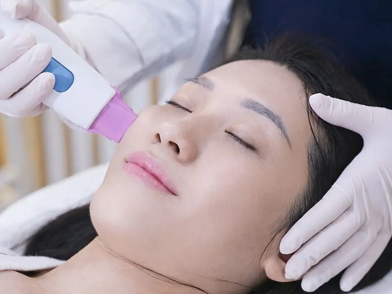 Bác sĩ thực hiện liệu trình làm đẹp cho khách hàng tuỳ vào phương pháp lựa chọn