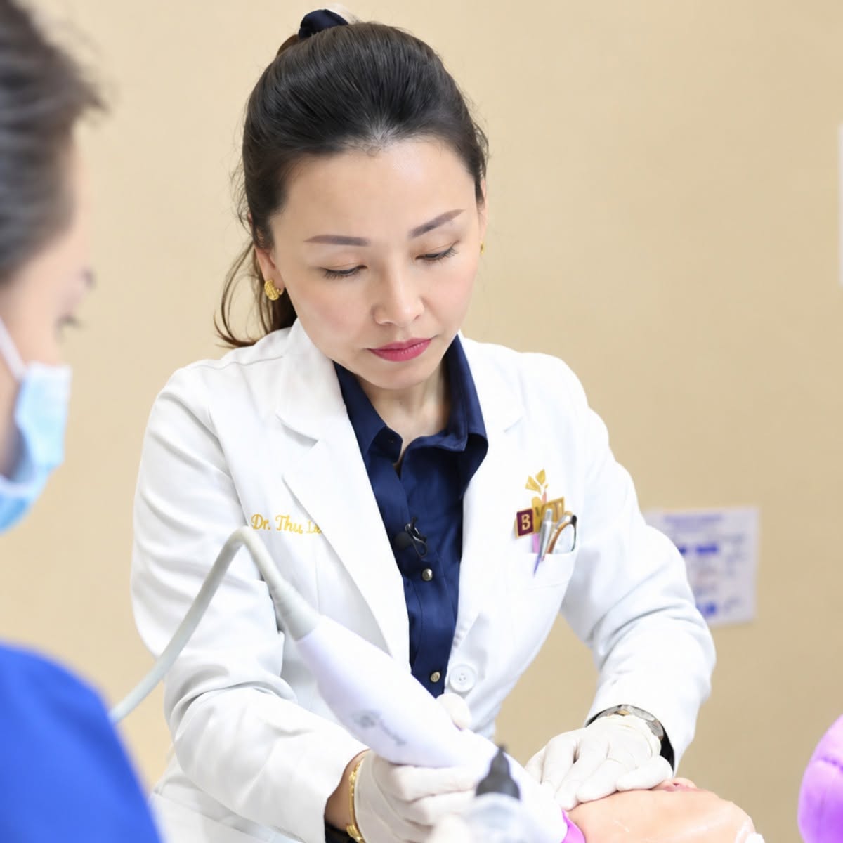 Bác sĩ thực hiện trẻ hóa da bằng công nghệ cao