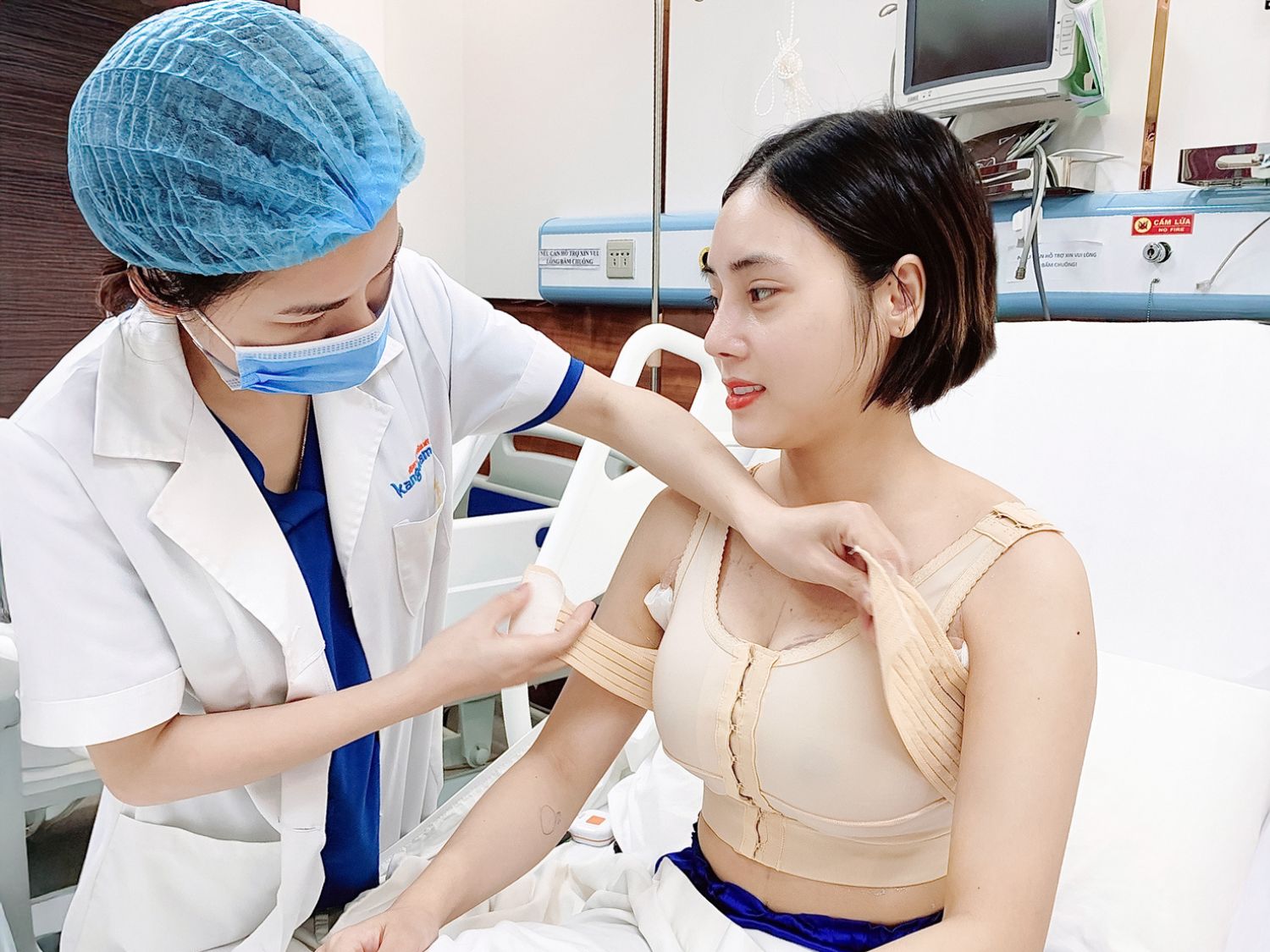Sau phẫu thuật treo ngực sa trễ kết hợp đặt túi, khách hàng cần mặc áo định hình đúng hướng dẫn, chăm sóc vết mổ và tái khám theo lịch để hỗ trợ quá trình hồi phục.