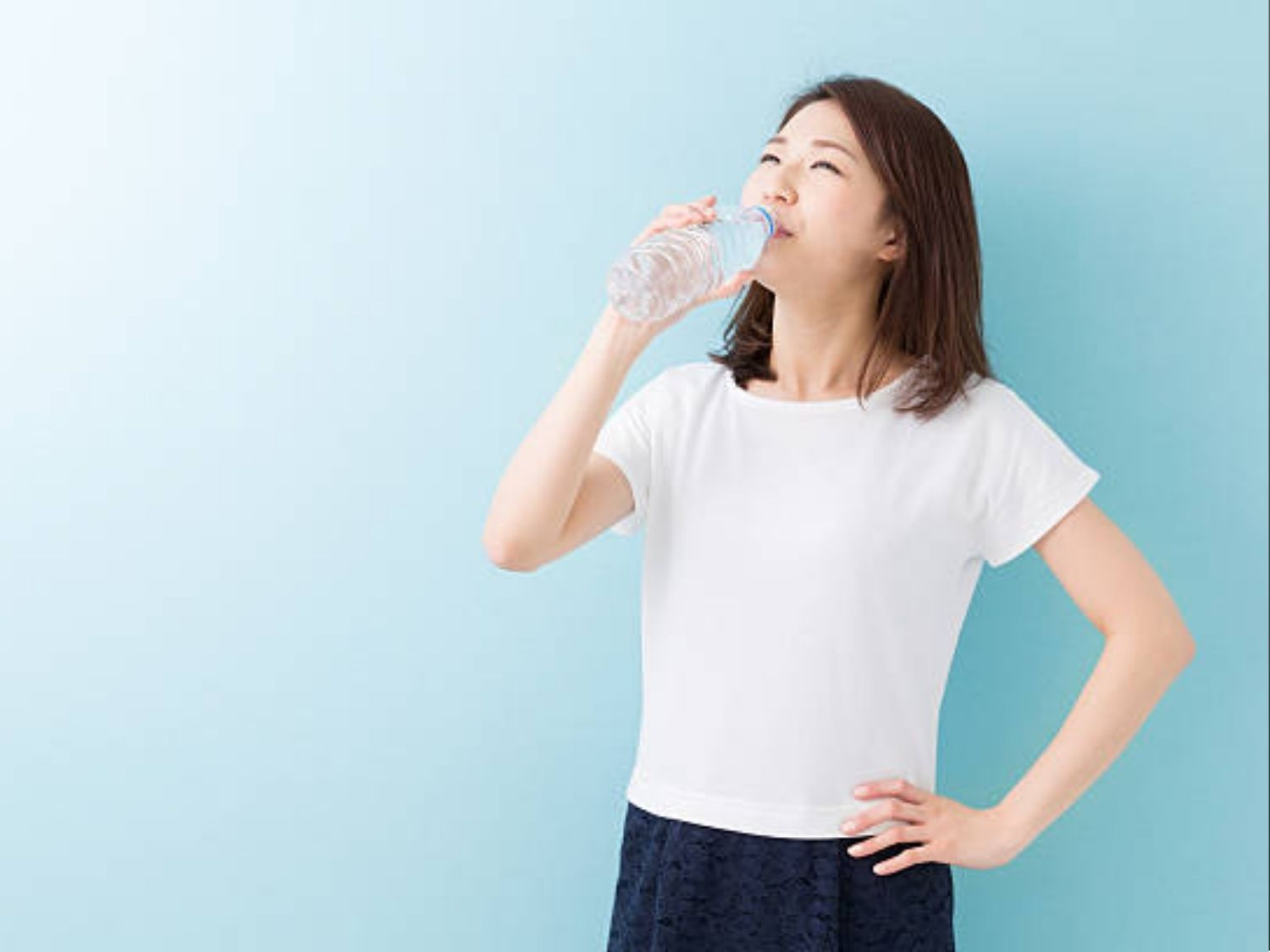 Uống đủ nước để cải thiện sắc tố da