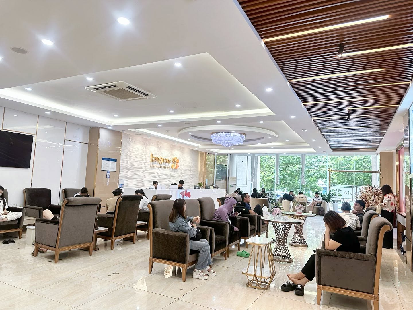 Không gian tiếp đón khách hàng tại Kangnam với khu vực tư vấn, thăm khám và thực hiện các dịch vụ thẩm mỹ, trẻ hóa da.
