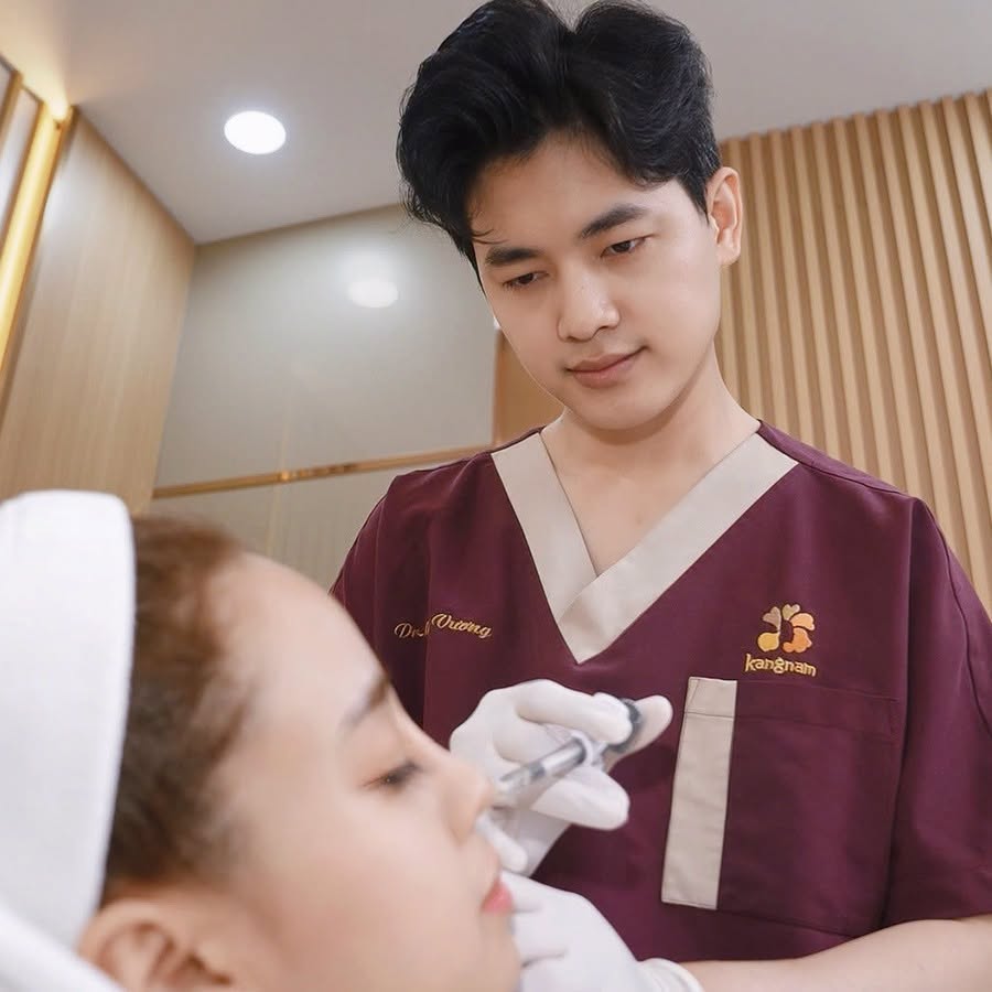 Bác sĩ Minh Vương trực tiếp thực hiện liệu trình trẻ hóa sau khi đánh giá tình trạng da và vùng cần can thiệp.