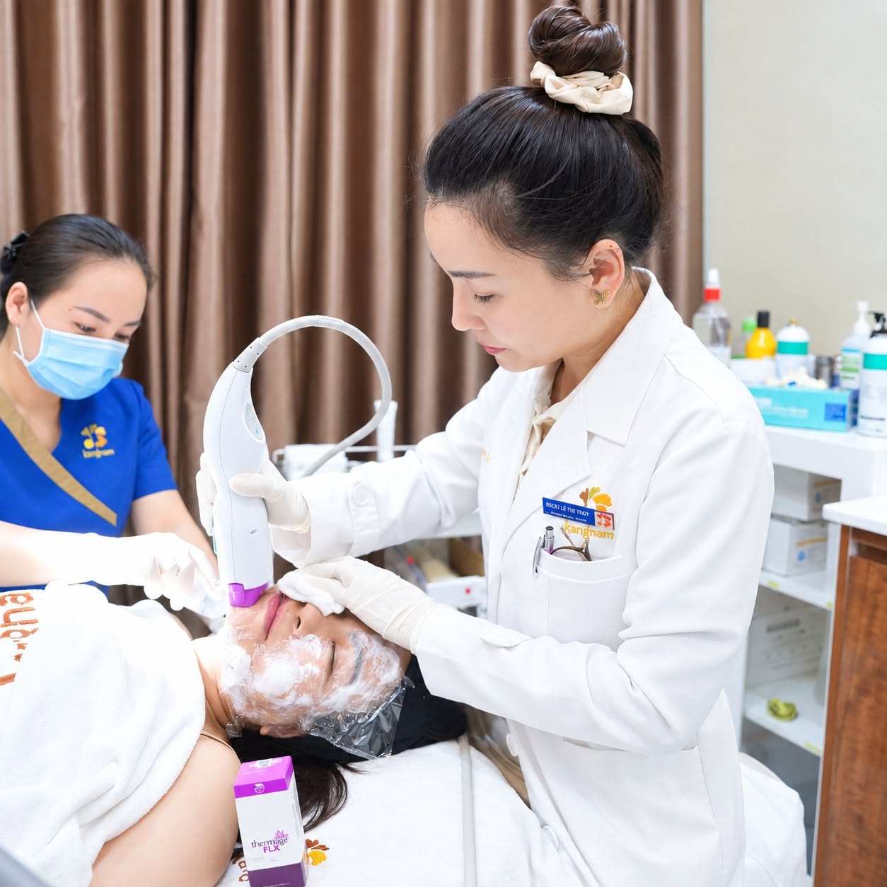 Dr. Thuy Le thực hiện Thermage FLX trực tiếp trên vùng da cần cải thiện theo thông số và kế hoạch điều trị phù hợp.