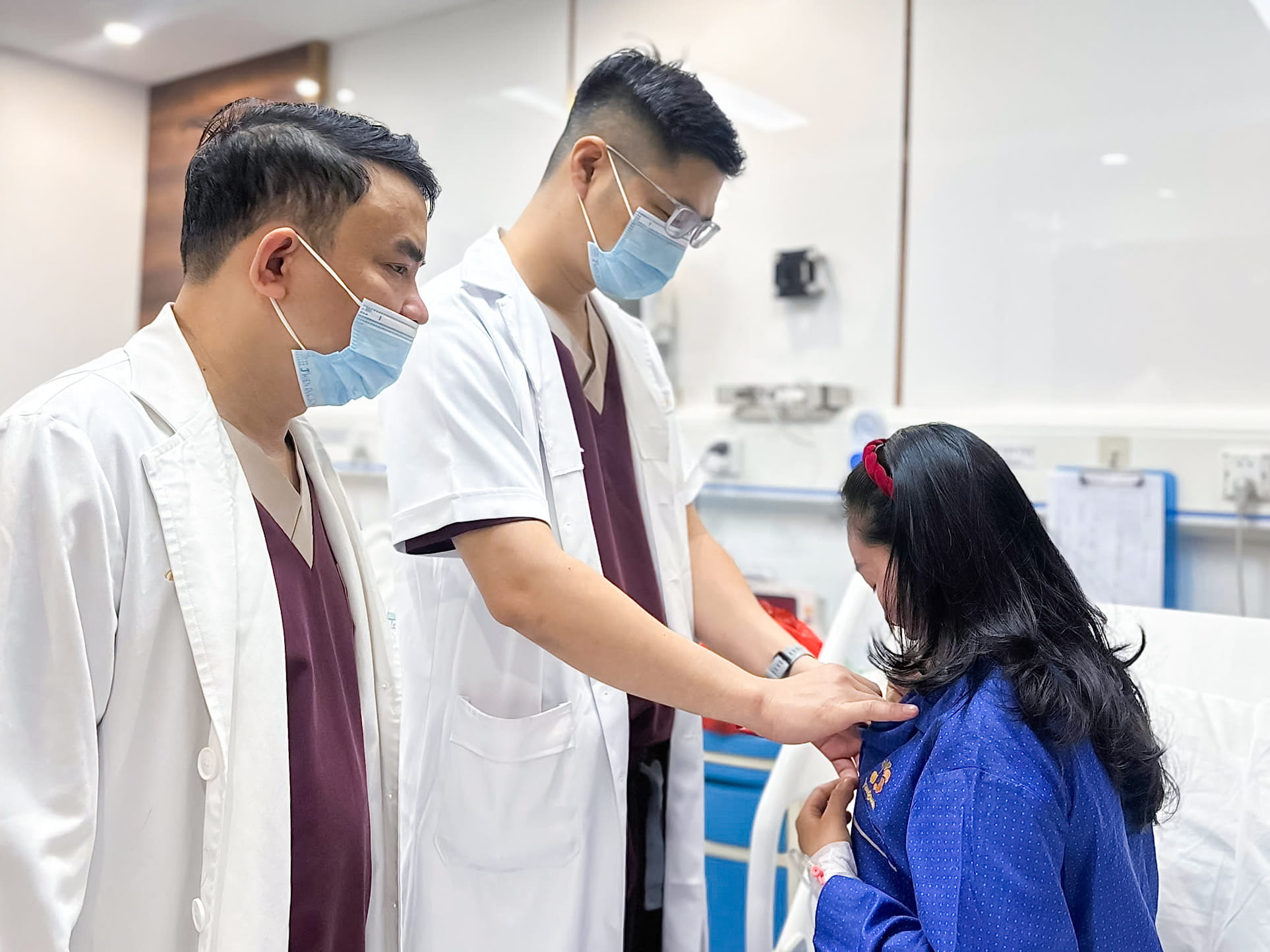 Bác sĩ thăm khám sau nâng ngực cho khách