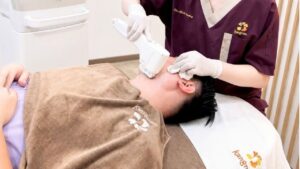 Làm HIFU vùng mặt và cổ ở bệnh viện hay spa tốt hơn?
