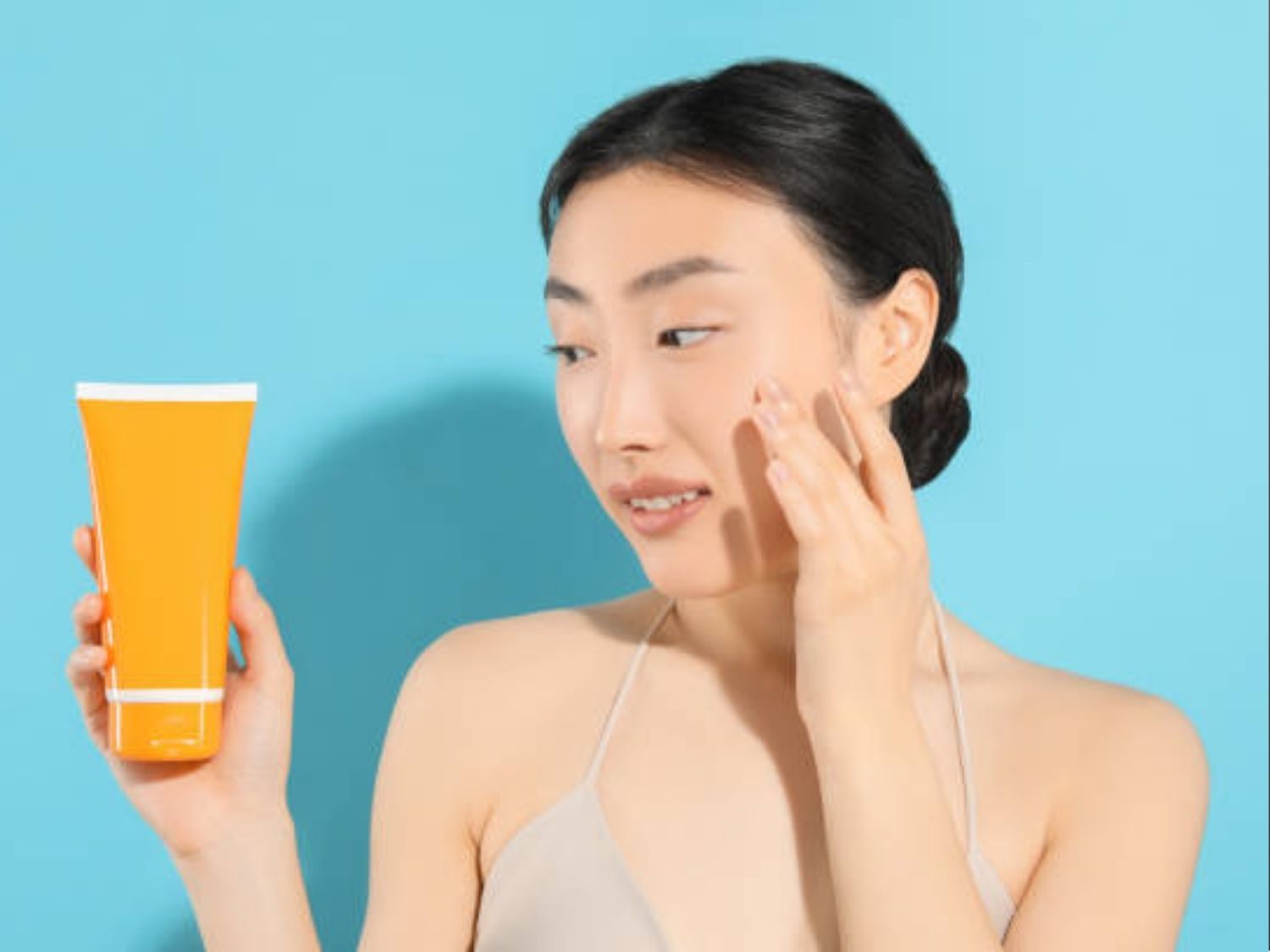 Cô gái thoa kem chống nắng bảo vệ da